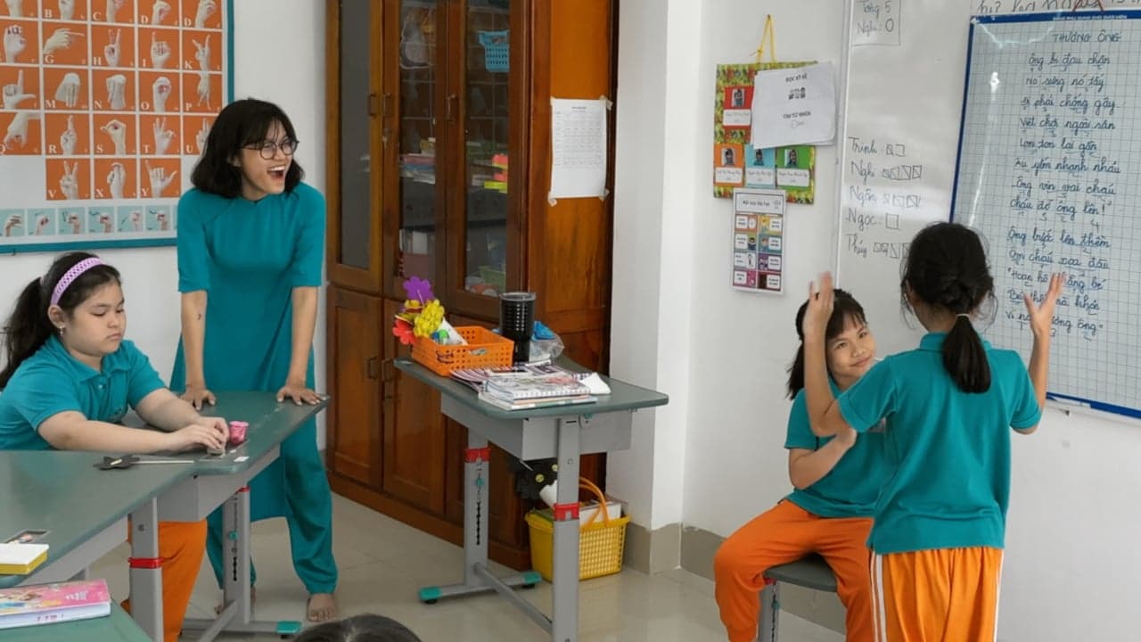 Vietnam: Da Nang Local Deaf School
