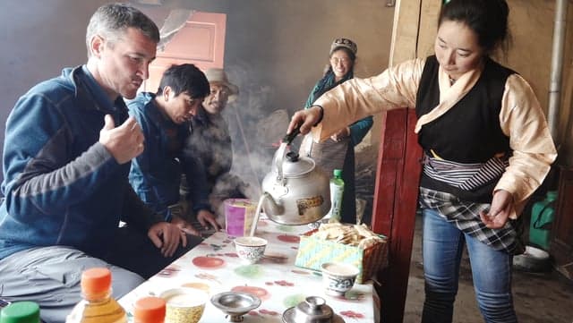 Deaf People in Tibet (Chinese)