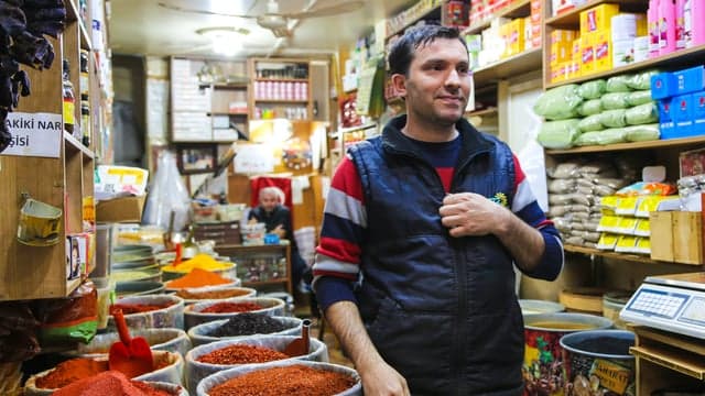 Istanbul: Deaf Bazaar Shop Owner