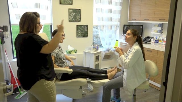Quebec: Deaf Podiatrist  FRENCH SUBTITLES