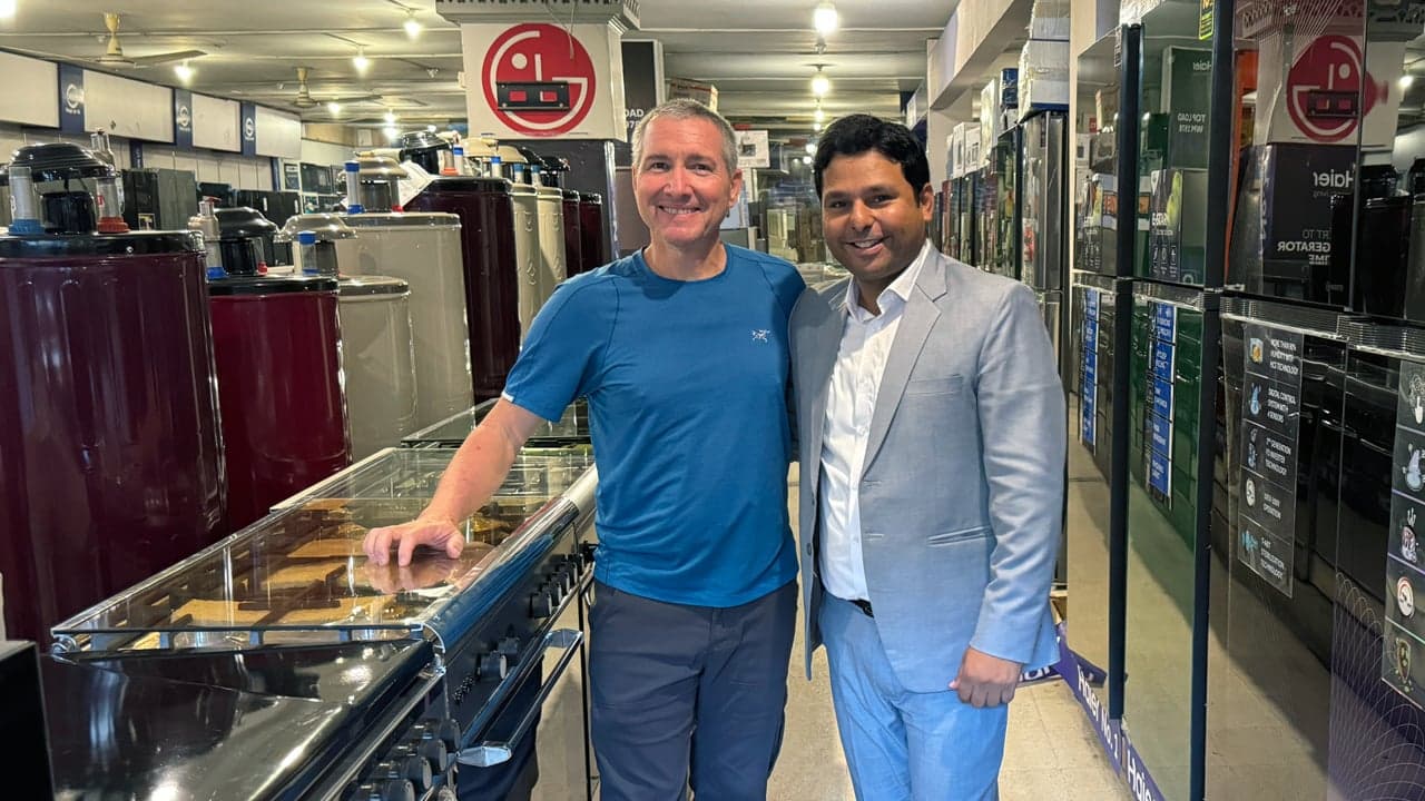 Pakistan: Deaf Mian Electronics Owner
